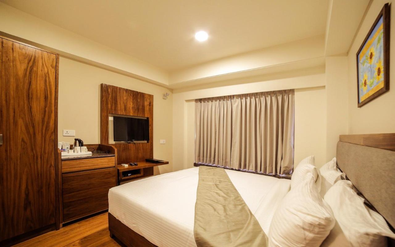 The Basil Park Hotel Bhavnagar Exterior photo