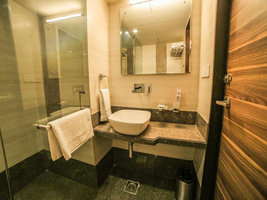 The Basil Park Hotel Bhavnagar Room photo