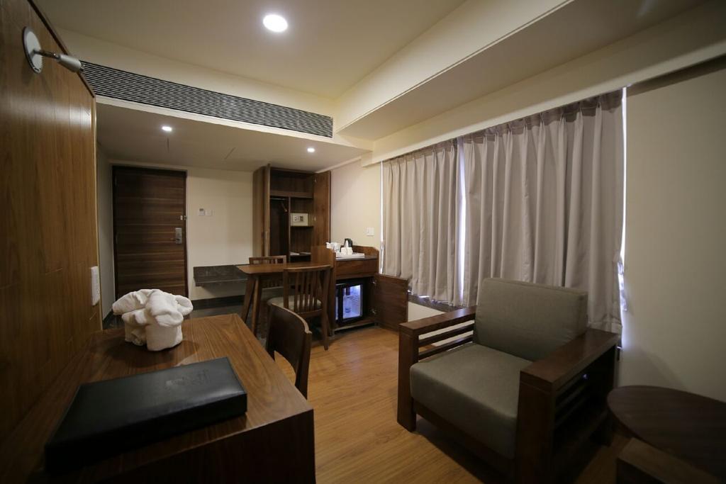 The Basil Park Hotel Bhavnagar Room photo