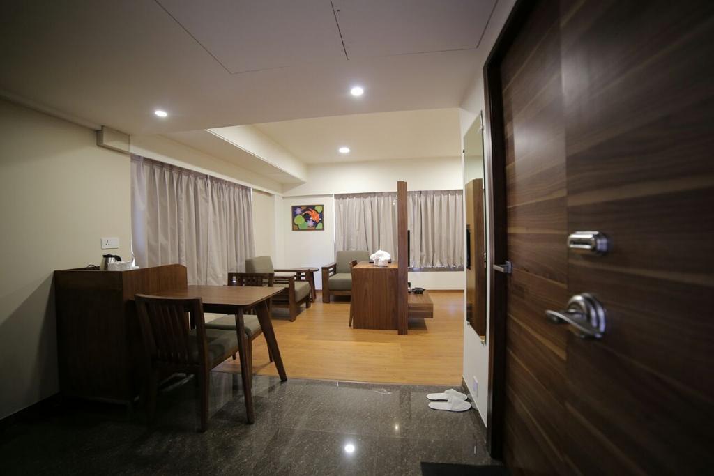 The Basil Park Hotel Bhavnagar Room photo