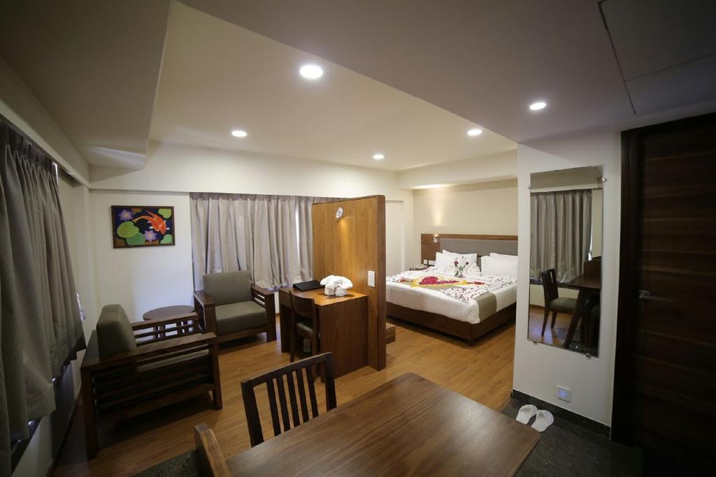 The Basil Park Hotel Bhavnagar Room photo